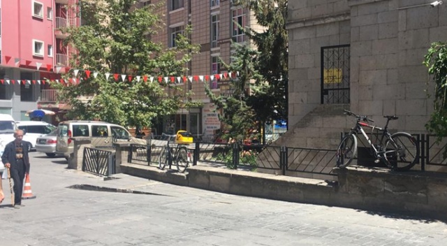 Eski eşinin kocasını ve oğlunu bıçakladı Eski eşinin kocasını ve oğlunu bıçakladı