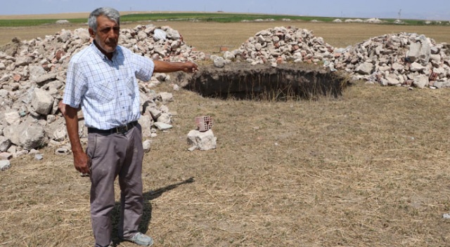 Eskişehir'de, 17 metre derinliğinde obruk oluştu Eskişehir'de, 17 metre derinliğinde obruk oluştu