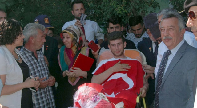 Evine hoş geldin kahraman Evine hoş geldin kahraman