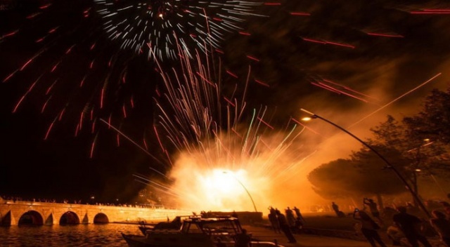 Festivalde havai fişek kazası: 13 yaralı Festivalde havai fişek kazası: 13 yaralı