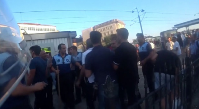 Galata Köprüsü’nde seyyar satıcılar zabıtaya sopayla saldırdı