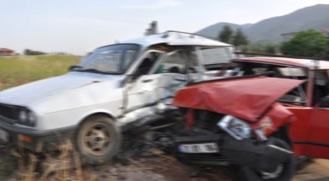 Gaziantep'te 2 otomobil çarpıştı: 4 yaralı Gaziantep'te 2 otomobil çarpıştı: 4 yaralı