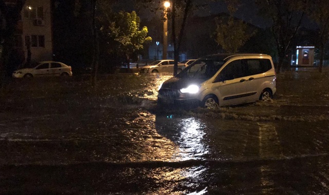 Gece yarısı bastırdı, her yer göle döndü Gece yarısı bastırdı, her yer göle döndü