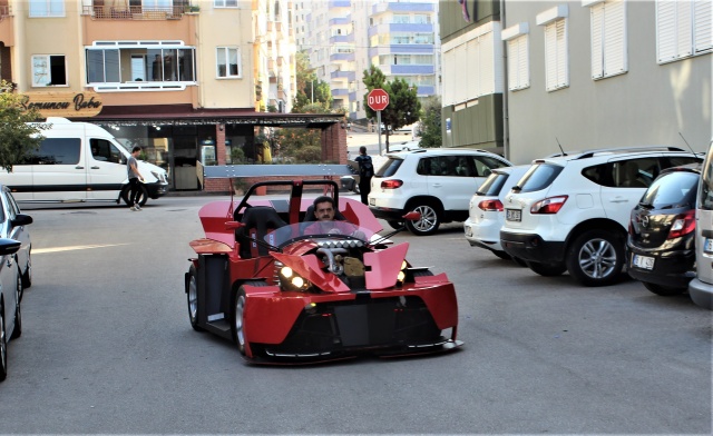 Görenler Ferrari sanıyor... Emekli maaşıyla kendine son model otomobil yaptı