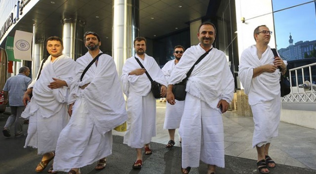 Hacı adayları Arafat yolunda Hacı adayları Arafat yolunda