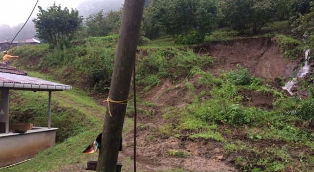 Heyelan oldu, kayan toprak eve 2 metre kala durdu