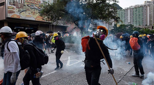 Hong Kong&#039;da protestoculara sopalı saldırı