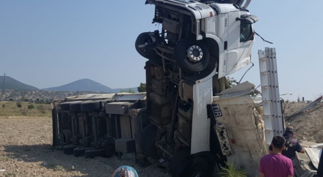 Isparta'da saman yüklü tırın kupası şaha kalktı: 1 yaralı Isparta'da saman yüklü tırın kupası şaha kalktı: 1 yaralı