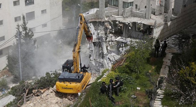 İsrail askerleri Batı Şeria&#039;da Filistinlilere ait evi yıktı