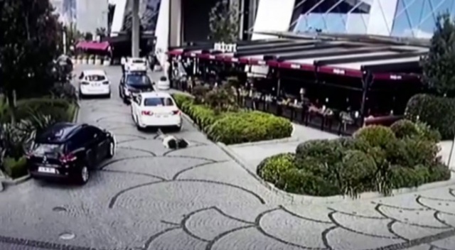 İstanbul’da yolda yürüyen kadının dehşeti yaşadığı kaza kamerada İstanbul’da yolda yürüyen kadının dehşeti yaşadığı kaza kamerada