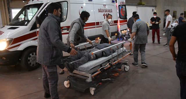 İzmir'de amonyak gazından zehirlenen 25 işçi hastaneye kaldırıldı İzmir'de amonyak gazından zehirlenen 25 işçi hastaneye kaldırıldı