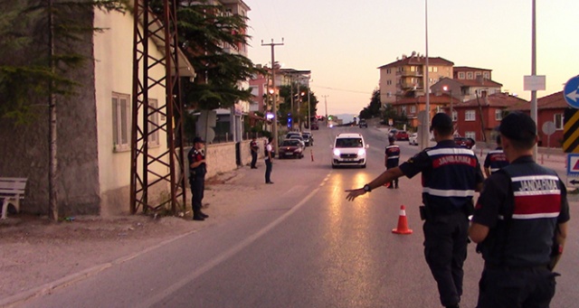 Jandarma sürücülerin bayramı kutlayıp baklava ikram etti