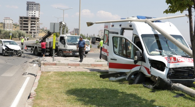 Kahramanmaraş&#039;ta ambulans ile otomobil çarpıştı: 4 yaralı