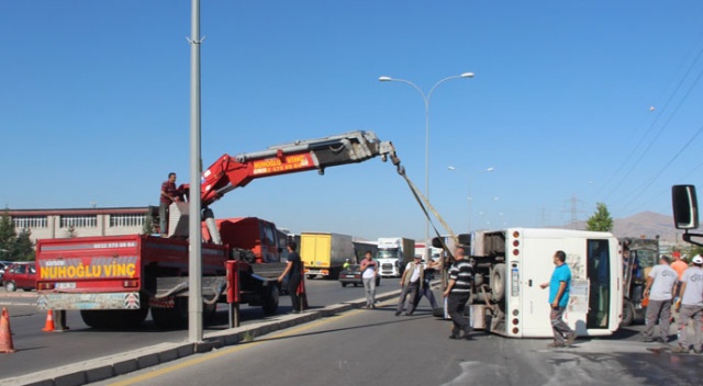 Kayseri'de işçi servisi ile kamyonet çarpıştı: 17 yaralı Kayseri'de işçi servisi ile kamyonet çarpıştı: 17 yaralı