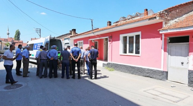 Komşularının merak ettiği vatandaş evinde ölü bulundu