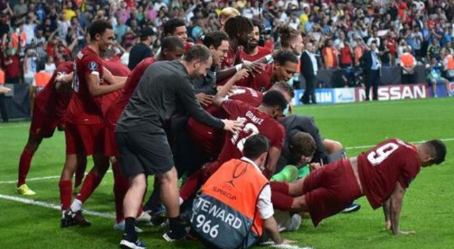 Liverpool, Adrian'ı sakatlayan taraftarı UEFA'ya şikayet etti Liverpool, Adrian'ı sakatlayan taraftarı UEFA'ya şikayet etti
