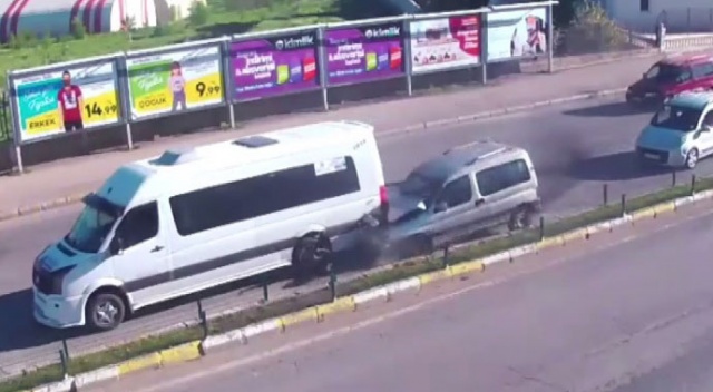 Makas atan sürücü önündeki minibüse çarptı