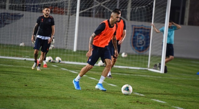 Mehmet Topal, Başakşehir'le ilk idmanına çıktı Mehmet Topal, Başakşehir'le ilk idmanına çıktı
