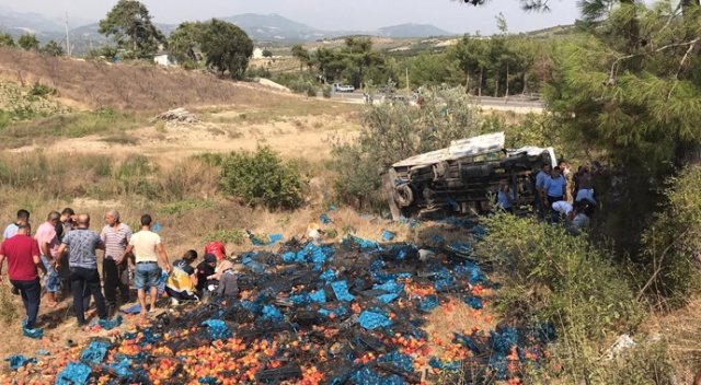 Mersin'de tarım işçilerini taşıyan kamyon devrildi: 1 ölü, 12 yaralı Mersin'de tarım işçilerini taşıyan kamyon devrildi: 1 ölü, 12 yaralı