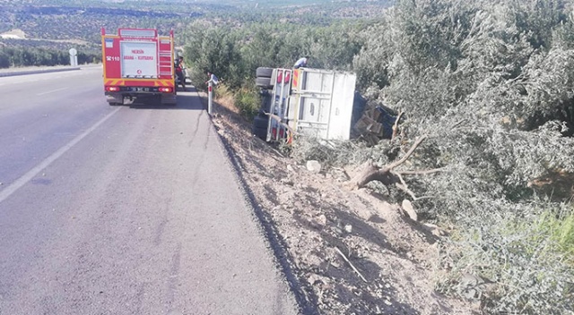 Mersin’de üzüm yüklü kamyon devrildi: 1 yaralı Mersin’de üzüm yüklü kamyon devrildi: 1 yaralı