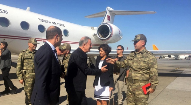 Milli Savunma Bakanı Akar, beraberindeki kuvvet komutanlarıyla KKTC’de Milli Savunma Bakanı Akar, beraberindeki kuvvet komutanlarıyla KKTC’de