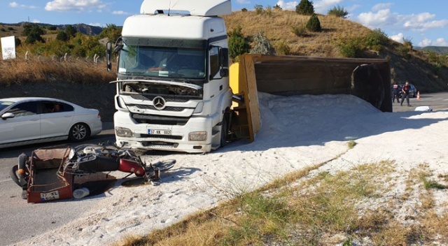 Motosiklet, kum yüklü tırın altına girdi: 1 ölü