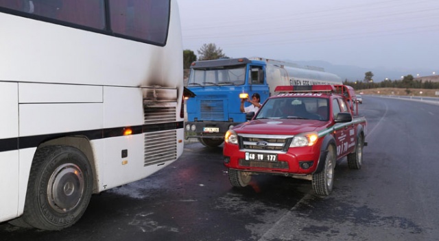 Muğla'da seyir halindeki tur otobüsü yandı Muğla'da seyir halindeki tur otobüsü yandı