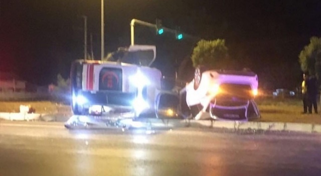 Otomobil ile ambulans çarpıştı: 7 yaralı Otomobil ile ambulans çarpıştı: 7 yaralı