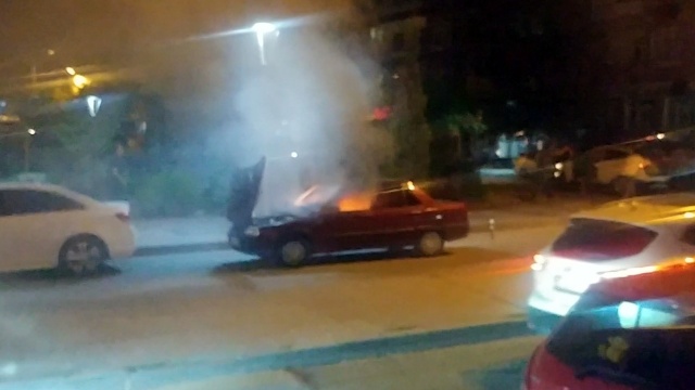 Otomobilde çıkan yangın paniğe neden oldu Otomobilde çıkan yangın paniğe neden oldu