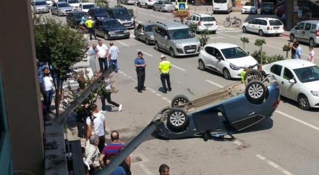 Otomobile çarpmamak için direksiyonu kırınca takla attı!