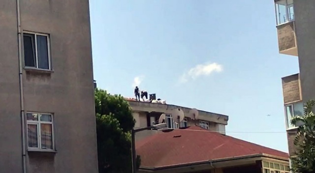 Pendik’te 5 katlı binanın çatısında tehlikeli çalışma kamerada Pendik’te 5 katlı binanın çatısında tehlikeli çalışma kamerada
