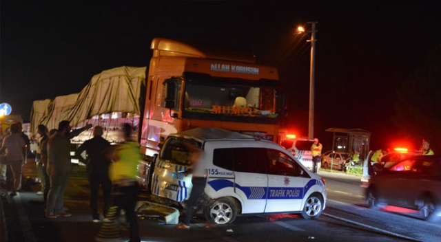 Polis aracı ile TIR çarpıştı: 1 polis yaralandı
