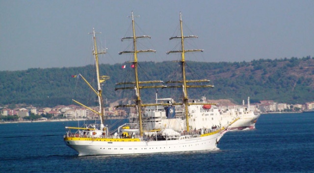 Romanya okul gemisi Çanakkale Boğazı'ndan geçti Romanya okul gemisi Çanakkale Boğazı'ndan geçti