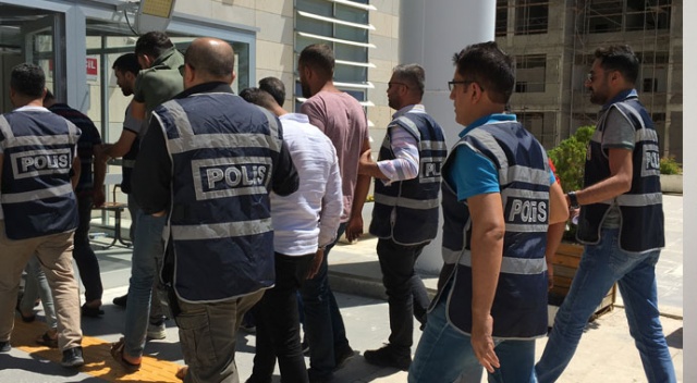 Sahte polisler, 100 bin TL&#039;lik ziynet eşyası dolandırdı, gerçek polise yakalandı