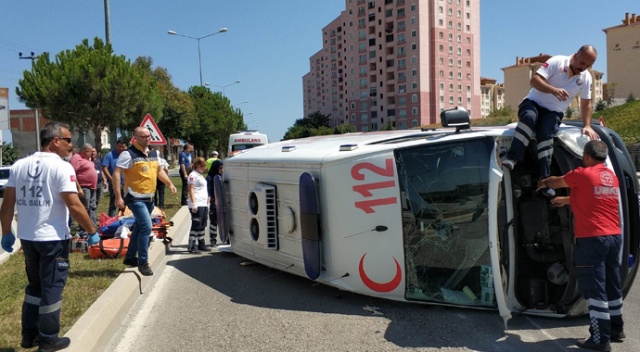 Samsun'da ambulans kaza yaptı: 2 sağlıkçı yaralandı Samsun'da ambulans kaza yaptı: 2 sağlıkçı yaralandı