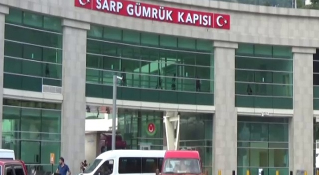 Sarp Sınır Kapısı’ndan kimliksiz geçişler 15 TL’den 50 TL’ye çıkartıldı Sarp Sınır Kapısı’ndan kimliksiz geçişler 15 TL’den 50 TL’ye çıkartıldı