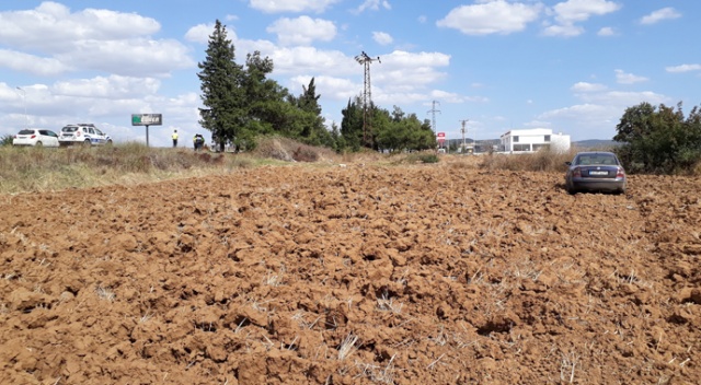 Şekeri düşen sürücü tarlaya uçtu Şekeri düşen sürücü tarlaya uçtu