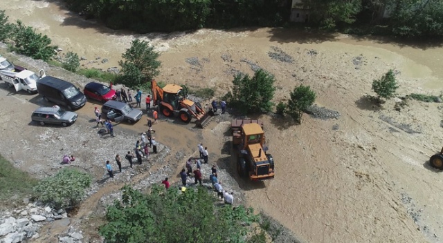 Sel ve heyelan yüzünden Araklı-Bayburt yolunda uzun kuyruklar oluştu Sel ve heyelan yüzünden Araklı-Bayburt yolunda uzun kuyruklar oluştu
