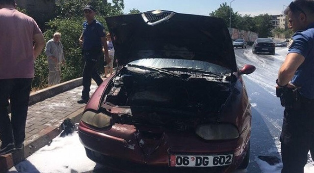 Seyir halindeki otomobil alev aldı Seyir halindeki otomobil alev aldı
