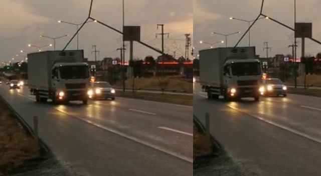 Şiddetli rüzgar elektrik direğini devirdi Şiddetli rüzgar elektrik direğini devirdi