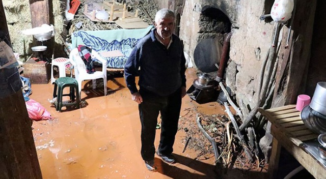 Sivas'ta sel nedeniyle 7 ev hasar gördü Sivas'ta sel nedeniyle 7 ev hasar gördü