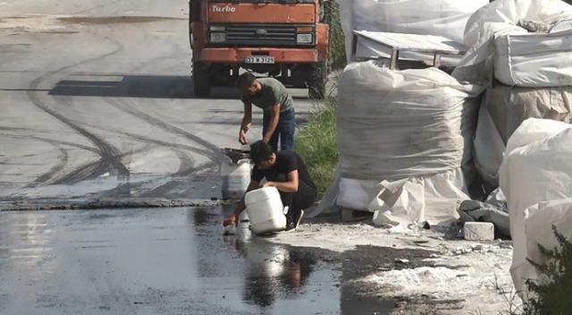 Tanker devrildi, akan mazotu vatandaşlar götürdü