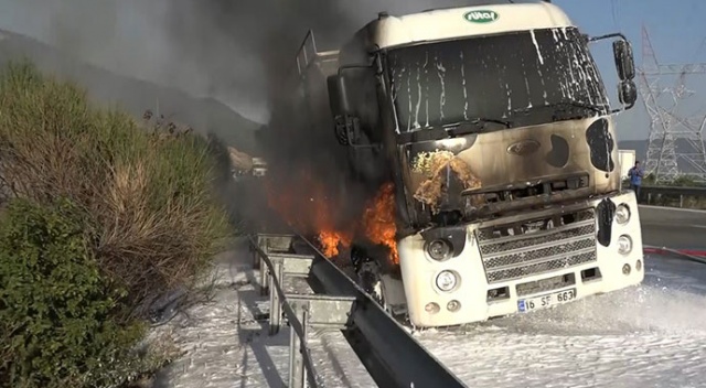 Tanker otoyolda yandı, alevler ağaçlık alana sıçradı Tanker otoyolda yandı, alevler ağaçlık alana sıçradı