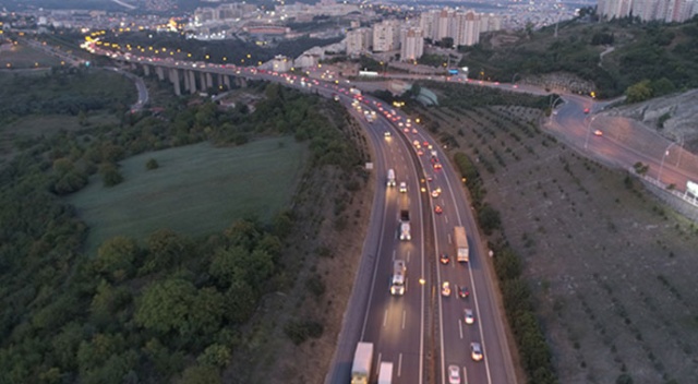 TEM Otoyolu&#039;ndaki bayram trafiği havadan görüntülendi