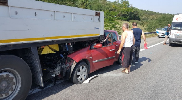 Tır saplanan otomobili metrelerce sürükledi: 4 yaralı Tır saplanan otomobili metrelerce sürükledi: 4 yaralı