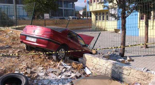 Tırın sıkıştırdığı otomobil okul bahçesine girdi