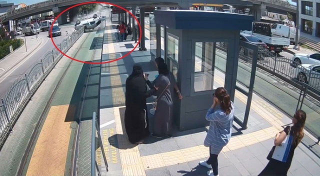 Tramvay yolunda hız yapan otomobil yolcu dolu durağa saplandı