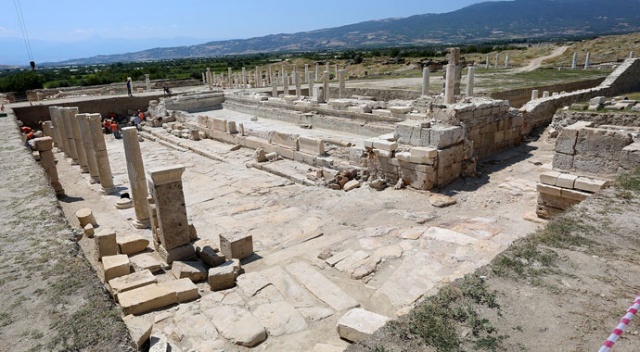 Tripolis Antik Kenti'nde 'anıtsal çeşme' bulundu Tripolis Antik Kenti'nde 'anıtsal çeşme' bulundu