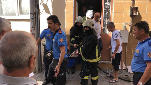 Vatandaşlar yatalak hastayı kurtarmak için alevlerin arasına daldı Vatandaşlar yatalak hastayı kurtarmak için alevlerin arasına daldı