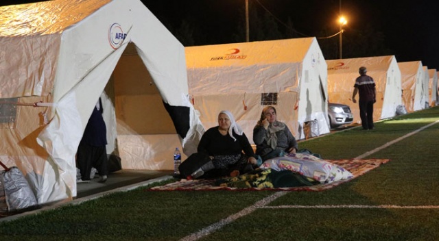 Yetkililer uyardı, vatandaşlar çadırda sabahlayacak Yetkililer uyardı, vatandaşlar çadırda sabahlayacak